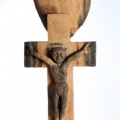Isaac Nkululeko Makeleni - Cross. Jarrah (railway sleeper), barbed wire, nails, 129 x 25 x 12 cm, 1996 (Collection: M. Makeleni, Cape Town: Photo: C. Beyer