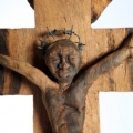 Isaac Nkululeko Makeleni - Cross. Jarrah (railway sleeper), barbed wire, nails, 129 x 25 x 12 cm, 1996 (Collection: M. Makeleni, Cape Town: Photo: C. Beyer