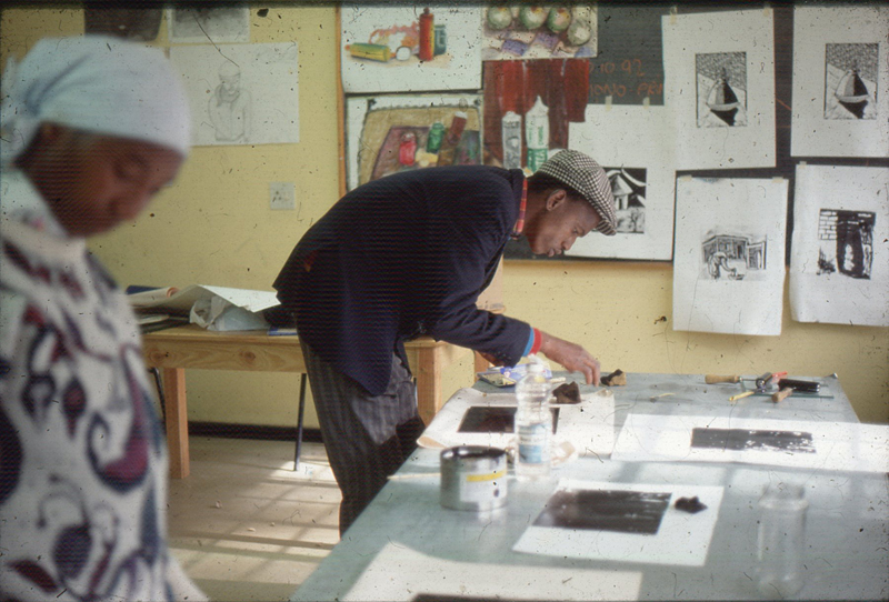 Sophie Peters and Mandlenkosi Mnyakanyama, Visual Arts Group workshop, Zolani Centre, Nyanga East, 1992 (photo: MP)